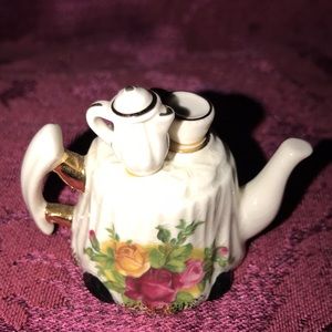 Rare Find - Royal Albert Miniature Decorative Teapot Old Country Roses